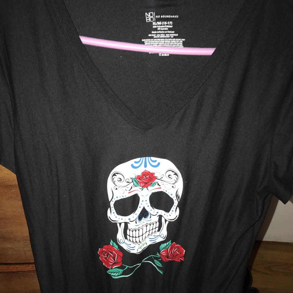 Skull and roses v-neck